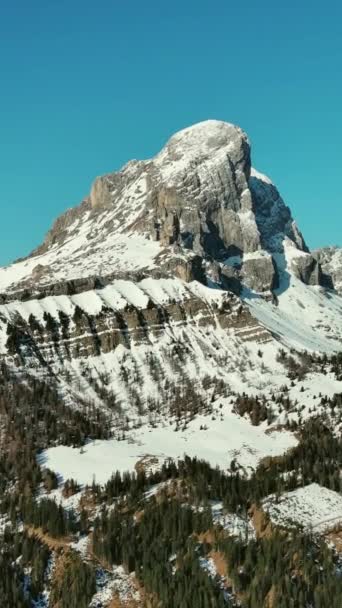 Luchtfoto Van Verbazingwekkende Rotsachtige Bergen Sneeuw Bij Zonsondergang Dolomieten Italië — Stockvideo