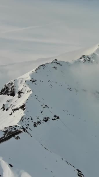 雪の中のグロスゴークナーズ トレッサーの景色を眺める空中 オーストリアアルプスのグロスグロックナーマウント近くの素晴らしい高山道 バーティカルビデオ — ストック動画