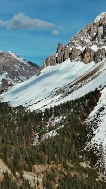 日落时分 意大利白云石 空中俯瞰着雪地上令人惊奇的岩石山 垂直录像 — 图库视频影像