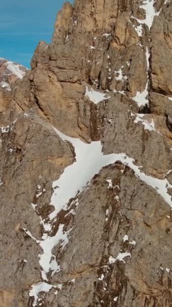 Vista Aérea Torno Incríveis Montanhas Rochosas Neve Pôr Sol Dolomites — Vídeo de Stock