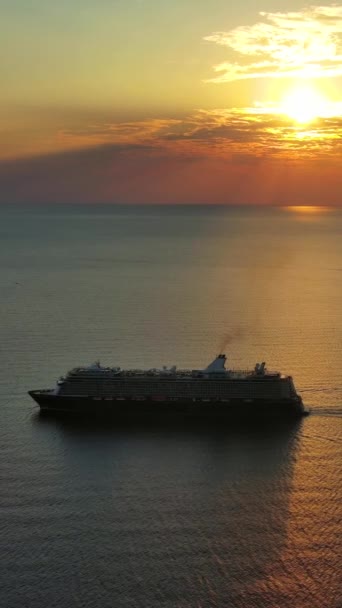 日落时游轮上的空中景色 亚得里亚海上有游轮的风景 冒险和旅行 垂直录像 — 图库视频影像
