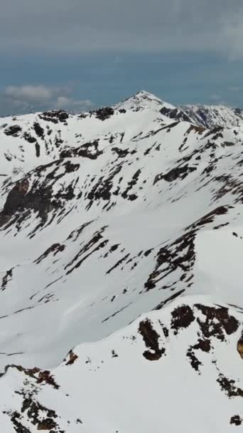 Luchtfoto Van Sneeuw Bergketen Landschap Met Wolken Alpen Oostenrijk Verticale — Stockvideo