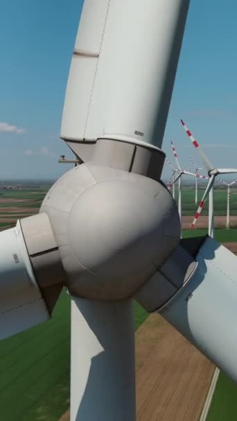 Vista Aérea Aerogeneradores Campos Agrícolas Turbinas Molinos Viento Que Generan — Vídeo de stock