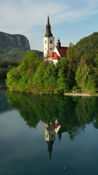 Vista Aérea Lago Bled Com Igreja Peregrinação Assunção Maria Uma — Vídeo de Stock