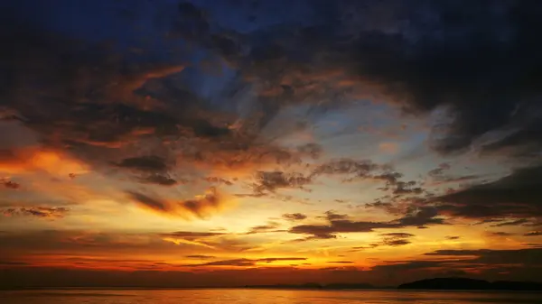 热带海洋日落背景下美丽的风景 — 图库照片
