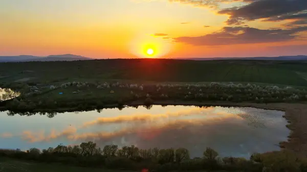 日落时俯瞰美丽的波涛汹涌的小山和池塘 South Moravia Region Czech Republic Europe — 图库照片