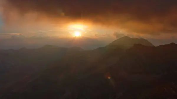 Widok Lotu Ptaka Spektakularny Zachód Słońca Górskiej Dolinie Piękny Widok — Zdjęcie stockowe