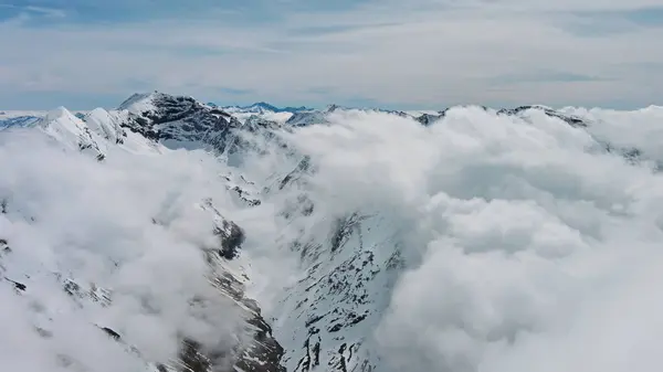 云彩覆盖的雪山山脉景观的空中景观 奥地利阿尔卑斯山 — 图库照片