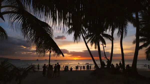 Siluety Lidí Dlaní Moře Západ Slunce Tropické White Beach Boracay — Stock fotografie
