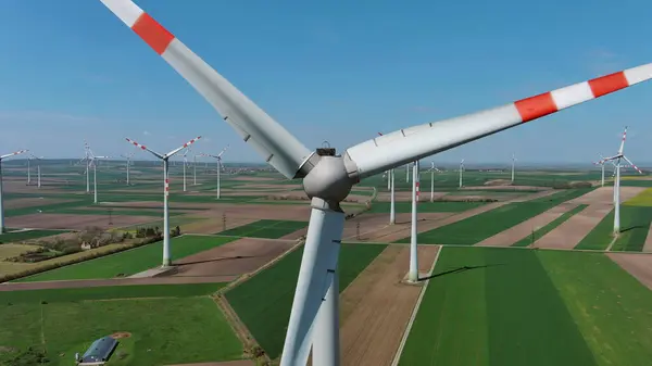 風力タービンと農業分野の航空観測 風車タービン発電 グリーンエネルギー ロイヤリティフリーのストック写真