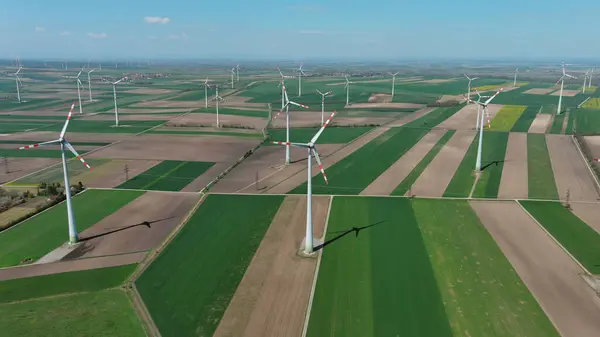 Luchtfoto Van Windturbines Landbouwvelden Windmolens Turbines Die Elektriciteit Opwekken Groene Rechtenvrije Stockafbeeldingen