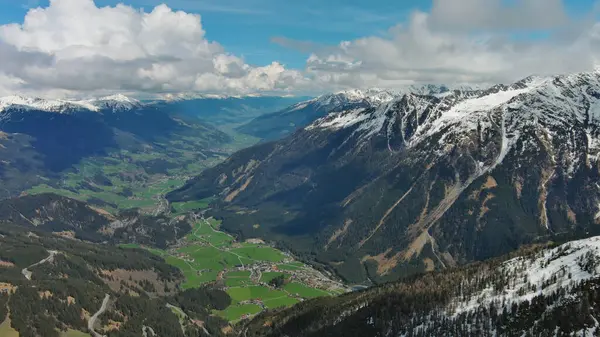 オーストリアのアルプスの谷と山の村の空中ビュー ストックフォト
