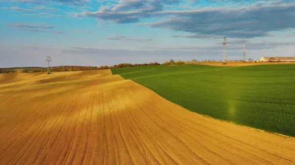Luchtfoto Van Verbazingwekkende Groene Golvende Heuvels Met Landbouwvelden Het Voorjaar Rechtenvrije Stockafbeeldingen