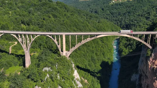 Vista Aérea Del Puente Del Arco Djurdjevica Sobre Río Tara — Foto de Stock