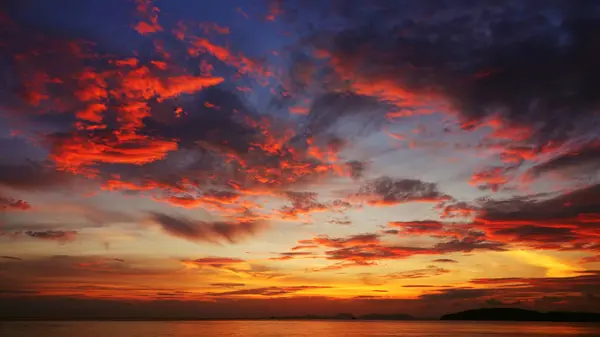 热带海洋日落背景下美丽的风景 — 图库照片