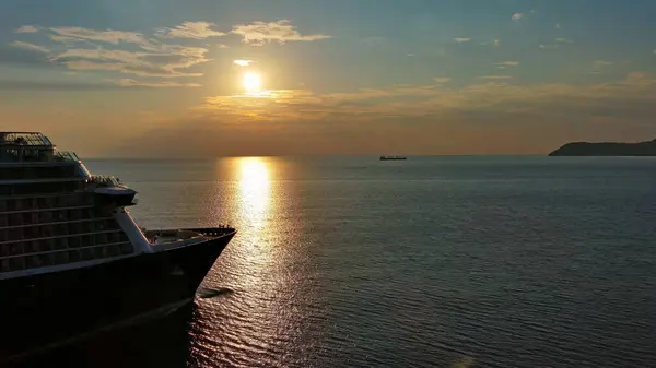 日落时游轮上的空中景色 亚得里亚海上有游轮的风景 冒险和旅行 — 图库照片