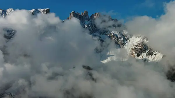 Létání Přes Krásné Bílé Nadýchané Mraky Mezi Vysokými Skalnatými Horami — Stock fotografie