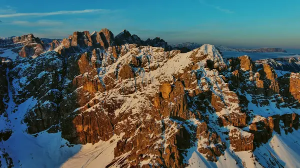 Luchtfoto Van Verbazingwekkende Rotsachtige Bergen Sneeuw Bij Zonsopgang Dolomieten Italië Stockafbeelding