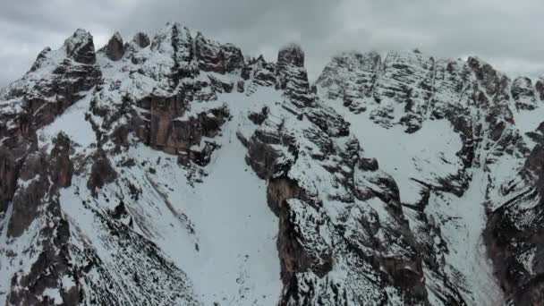 Vista Aérea Incríveis Montanhas Rochosas Neve Sob Nuvens Cinzentas Temperadas — Vídeo de Stock