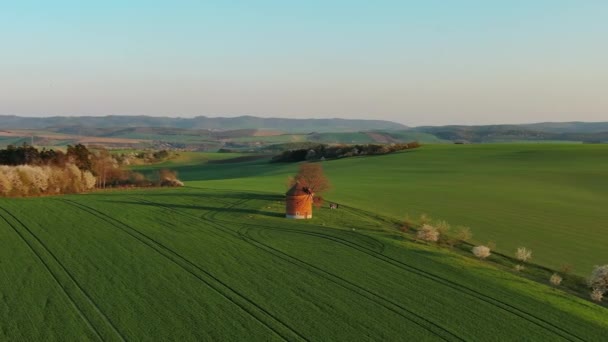 Torno Vista Moinho Velho Colinas Verdes Com Campos Agrícolas Primavera — Vídeo de Stock