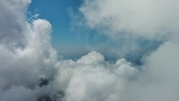 青い海の上空に美しい白いふわふわの雲を通って飛ぶ 飛行機旅行の背景 — ストック動画