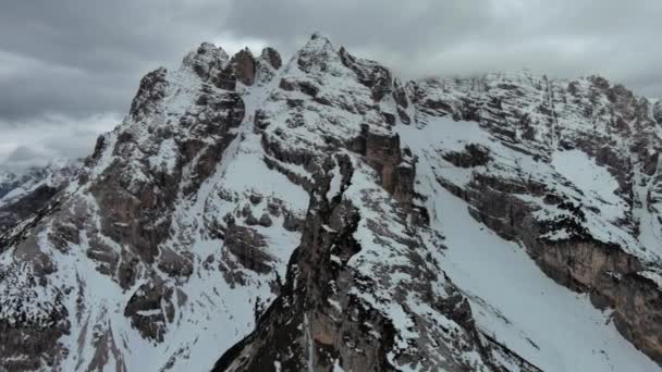 Torno Vista Montanhas Rochosas Surpreendentes Neve Sob Nuvens Cinzentas Temperadas — Vídeo de Stock