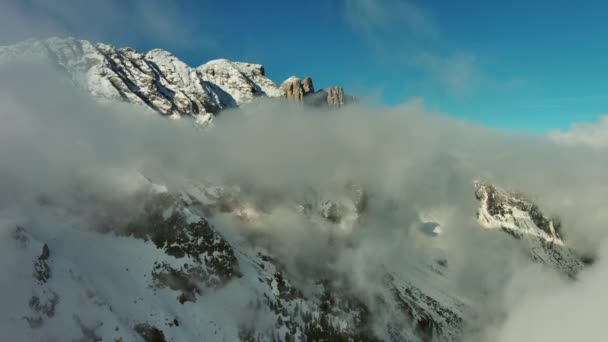 Yüksek Kayalık Dağların Arasında Güzel Tüylü Bulutlar Arasında Uçuyor Dolomitler — Stok video