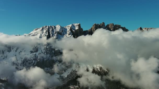 Latanie Przez Piękne Białe Puszyste Chmury Między Wysokimi Skalistymi Górami — Wideo stockowe