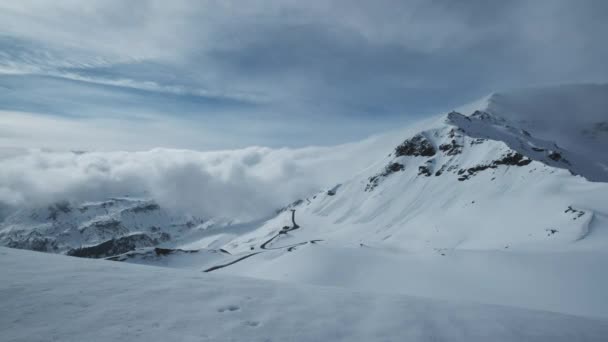 Kar Bulutlarda Grossgloknershtrasse Grossglokner Yakınlarındaki Yüksek Dağ Yolu Avusturya Alplerinde — Stok video