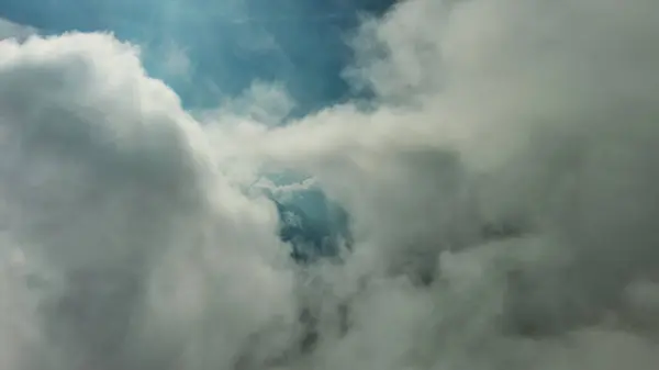 Gyönyörű Fehér Bolyhos Felhők Között Repül Magas Sziklás Hegyek Dolomitok — Stock Fotó