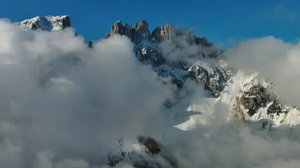 Volando Través Hermosas Nubes Blancas Esponjosas Entre Altas Montañas Rocosas — Foto de Stock