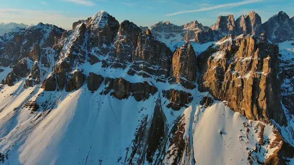 Vista Aérea Increíbles Montañas Rocosas Nieve Amanecer Dolomitas Italia — Foto de Stock