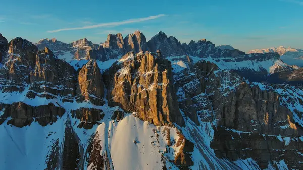 Vista Aérea Increíbles Montañas Rocosas Nieve Amanecer Dolomitas Italia — Foto de Stock