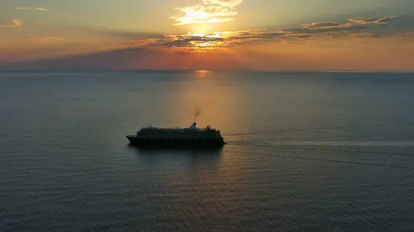 Luftaufnahme Des Kreuzfahrtschiffes Bei Sonnenuntergang Landschaft Mit Kreuzfahrtschiff Auf Der — Stockfoto