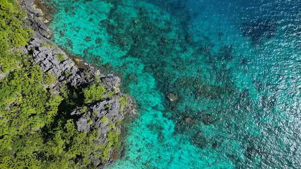 フィリピンの熱帯島の空中観測 ブルーラグーン ホワイトサンドビーチ 岩の崖の山とサンゴ礁 — ストック写真
