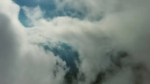 Πετώντας Μέσα Από Όμορφα Λευκά Αφράτα Σύννεφα Ανάμεσα Ψηλά Βραχώδη Φωτογραφία Αρχείου