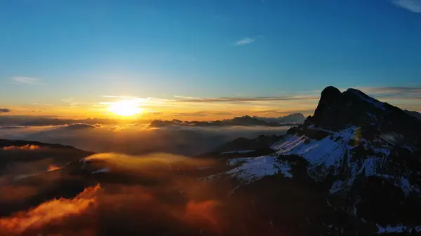 Vista Aérea Increíbles Montañas Rocosas Nieve Sol Amanecer Dolomitas Italia Imágenes De Stock Sin Royalties Gratis