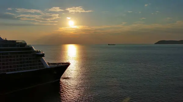 日没時のクルーズ船での空中観覧 アドリア海のクルーズライナー付きの風景 アドベンチャー トラベル ストック写真