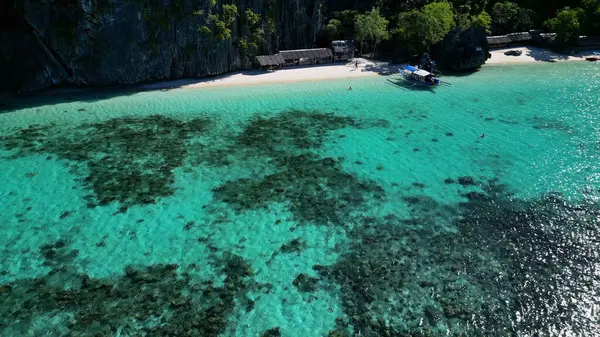 Αεροφωτογραφία Του Τροπικού Νησιού Των Φιλιππίνων Λευκή Αμμουδιά Βράχια Βουνά Royalty Free Φωτογραφίες Αρχείου