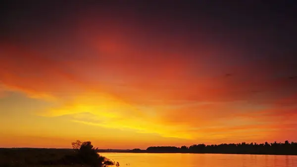 Schöne Landschaft Mit Farbenfrohem Sonnenuntergangshimmel Über Flusshintergrund lizenzfreie Stockfotos