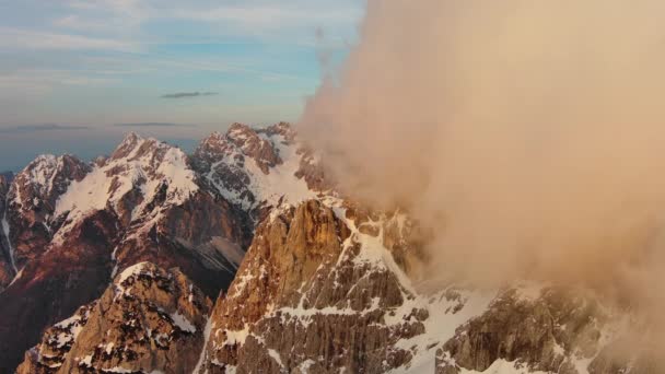 Vista Aérea Altas Montañas Nubes Parque Nacional Triglav Atardecer Alpes — Vídeos de Stock