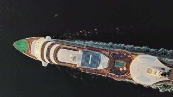 Σαλπάρουμε Μεγάλο Κρουαζιερόπλοιο Θέα Θάλασσα Από Ψηλά — Αρχείο Βίντεο