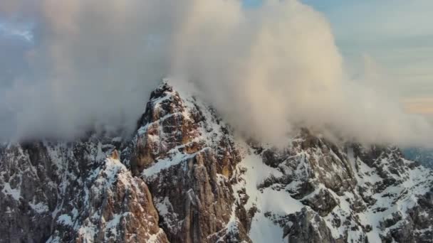 Gün Batımında Triglav Ulusal Parkı Ndaki Yüksek Dağların Bulutların Havadan — Stok video