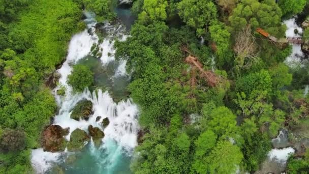 克罗地亚克尔卡国家公园美丽的克尔卡瀑布的空中俯瞰 绿叶和绿松石水 — 图库视频影像
