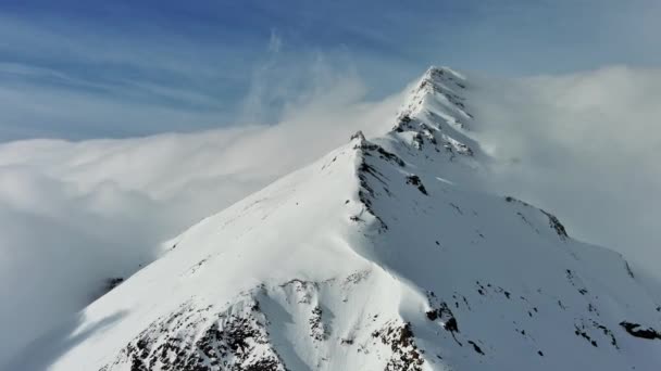 云彩覆盖的雪山山脉景观的空中景观 奥地利阿尔卑斯山 — 图库视频影像