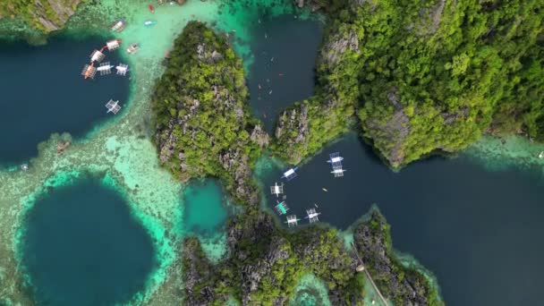 Вид Высоты Птичьего Полета Тропический Остров Лодки Синих Лагунах Скалах — стоковое видео