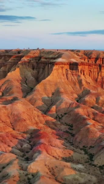 Vue Aérienne Canyons Rayés Colorés Texturaux Tsagaan Suvarga Stupa Blanc — Video