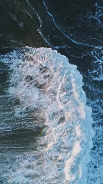日落时 空中俯瞰大西洋的巨浪 垂直视频4K — 图库视频影像