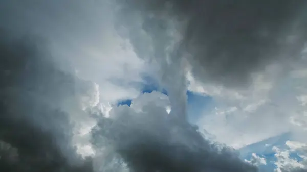 暗い嵐の雲と青い空の一部の穴 ロイヤリティフリーのストック画像