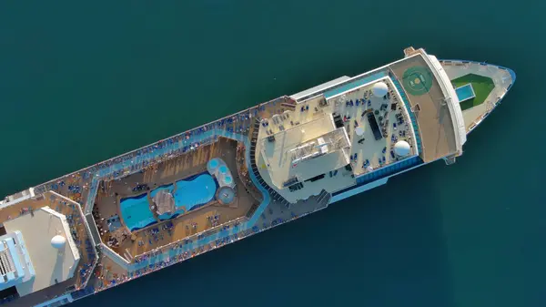 大きなクルーズ船の空中視界を航行する アドベンチャー トラベル ストック画像